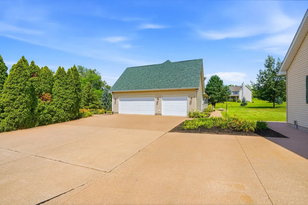 2237 Hickory Hills Road Muscatine IA 52761