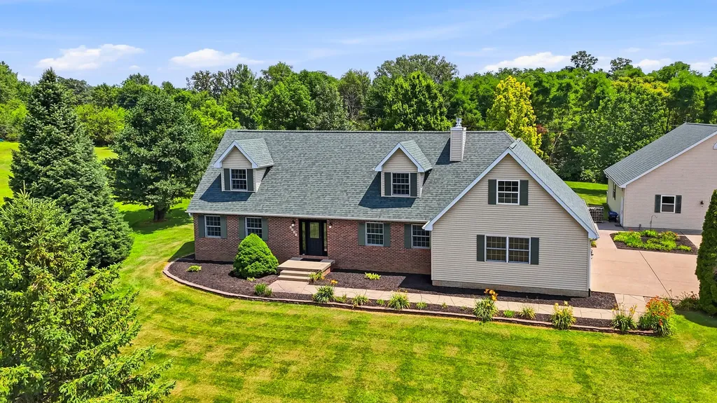 2237 Hickory Hills Road Muscatine IA 52761