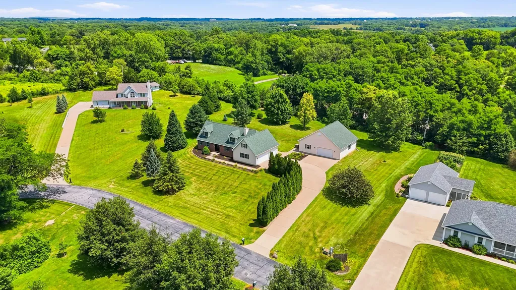 2237 Hickory Hills Road Muscatine IA 52761