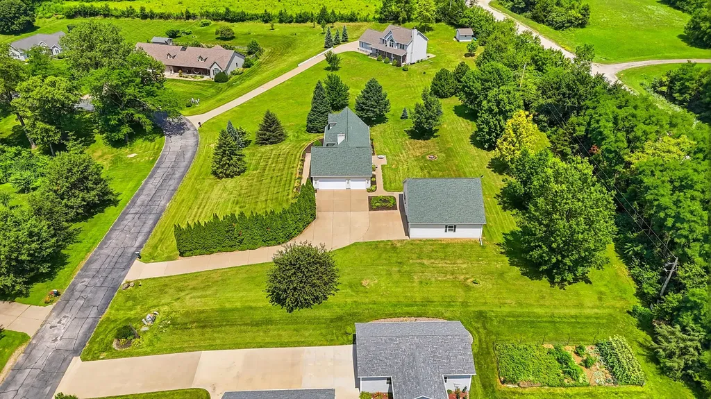 2237 Hickory Hills Road Muscatine IA 52761