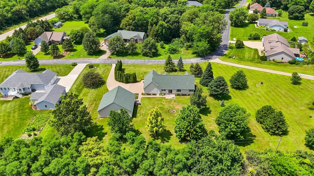 2237 Hickory Hills Road Muscatine IA 52761