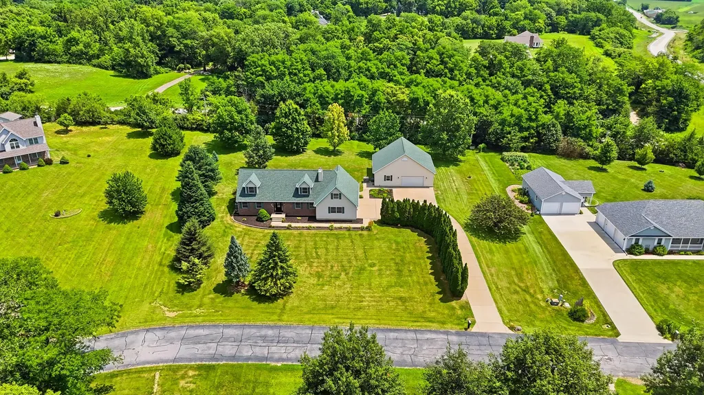 2237 Hickory Hills Road Muscatine IA 52761