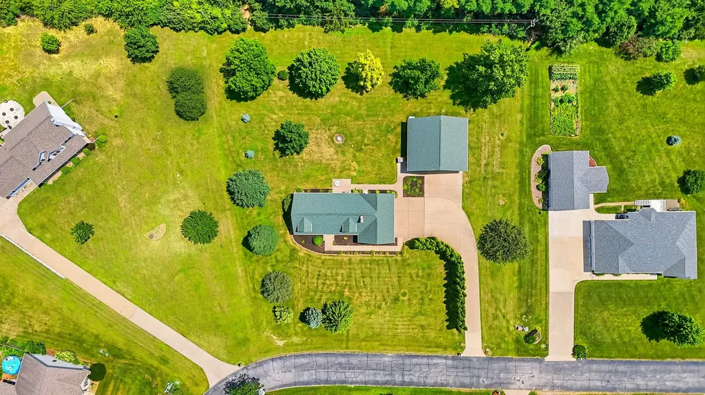 2237 Hickory Hills Road Muscatine IA 52761