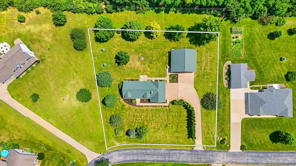 2237 Hickory Hills Road Muscatine IA 52761