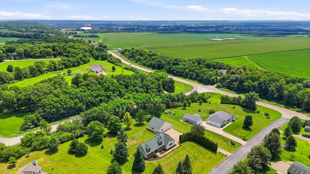 2237 Hickory Hills Road Muscatine IA 52761