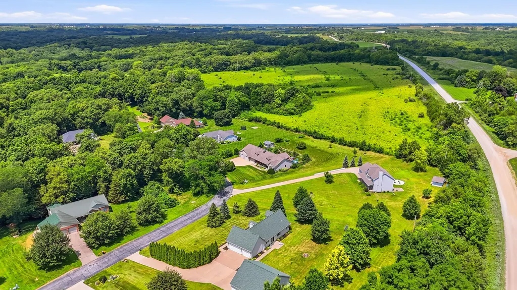 2237 Hickory Hills Road Muscatine IA 52761