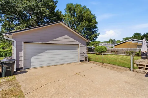 121 Nyenhuis Street Muscatine IA 52761