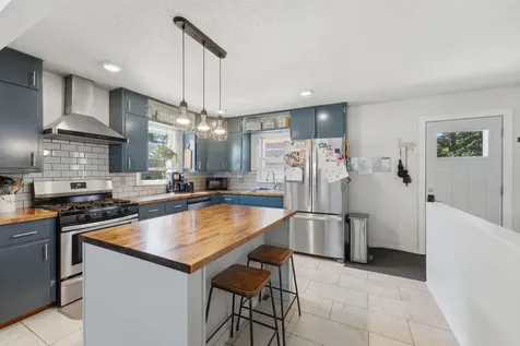 121 Nyenhuis Street Muscatine IA 52761