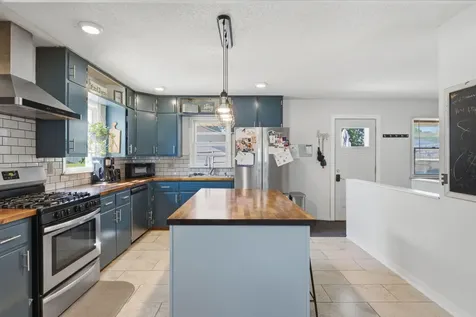 121 Nyenhuis Street Muscatine IA 52761