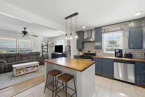 121 Nyenhuis Street Muscatine IA 52761