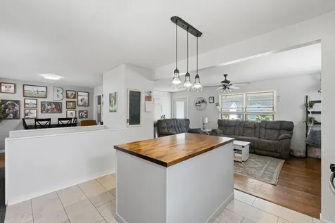 121 Nyenhuis Street Muscatine IA 52761