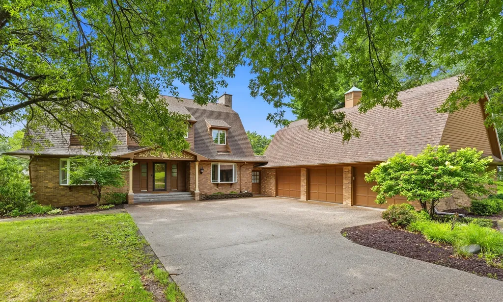 104 Deer Path Muscatine IA 52761