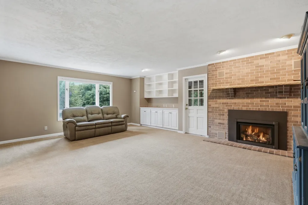 104 Deer Path Muscatine IA 52761