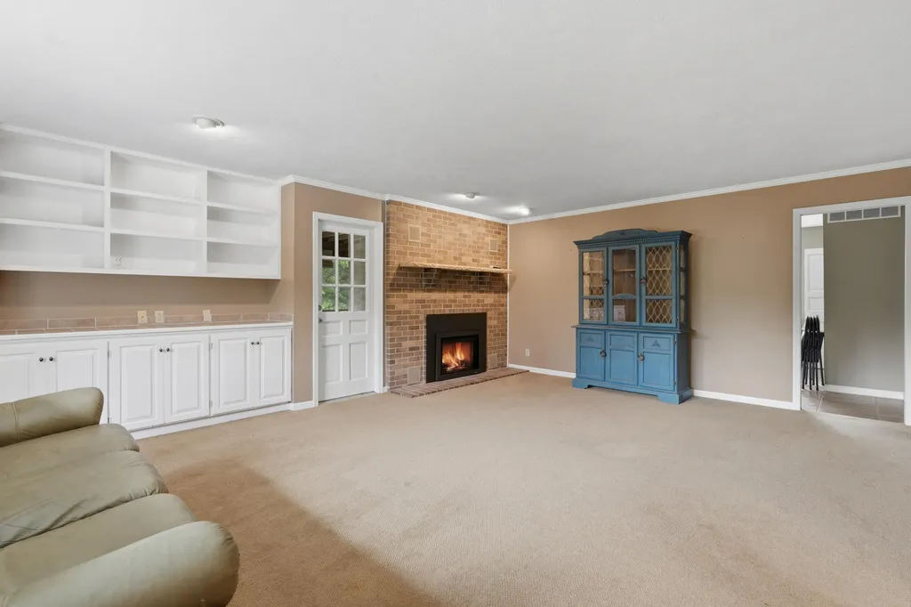 104 Deer Path Muscatine IA 52761