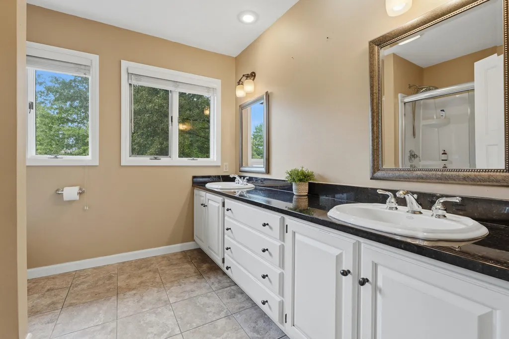 104 Deer Path Muscatine IA 52761