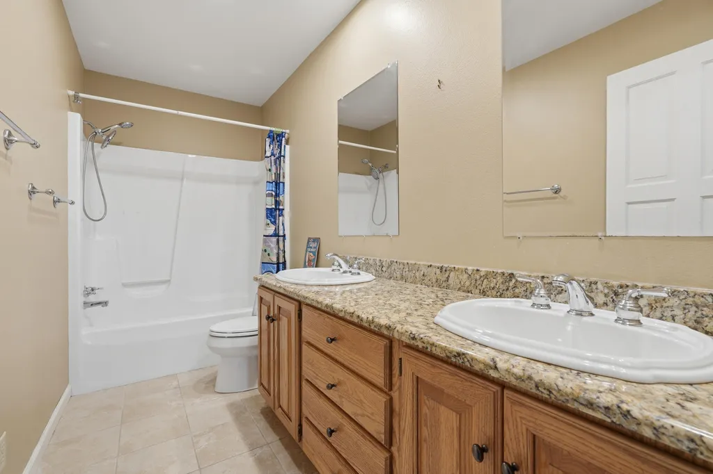 104 Deer Path Muscatine IA 52761