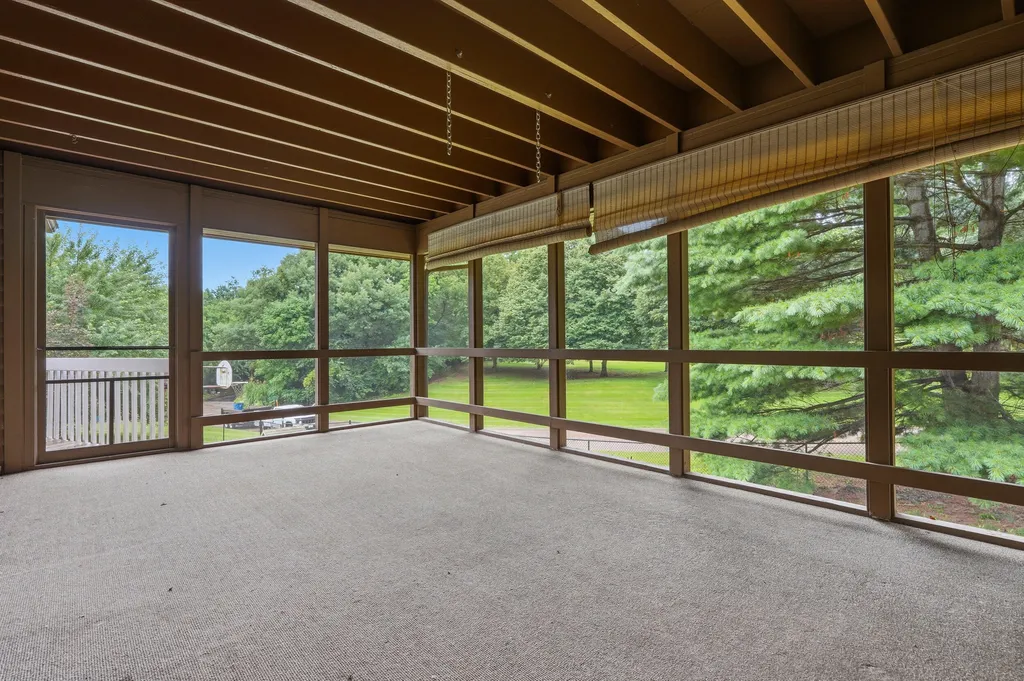 104 Deer Path Muscatine IA 52761