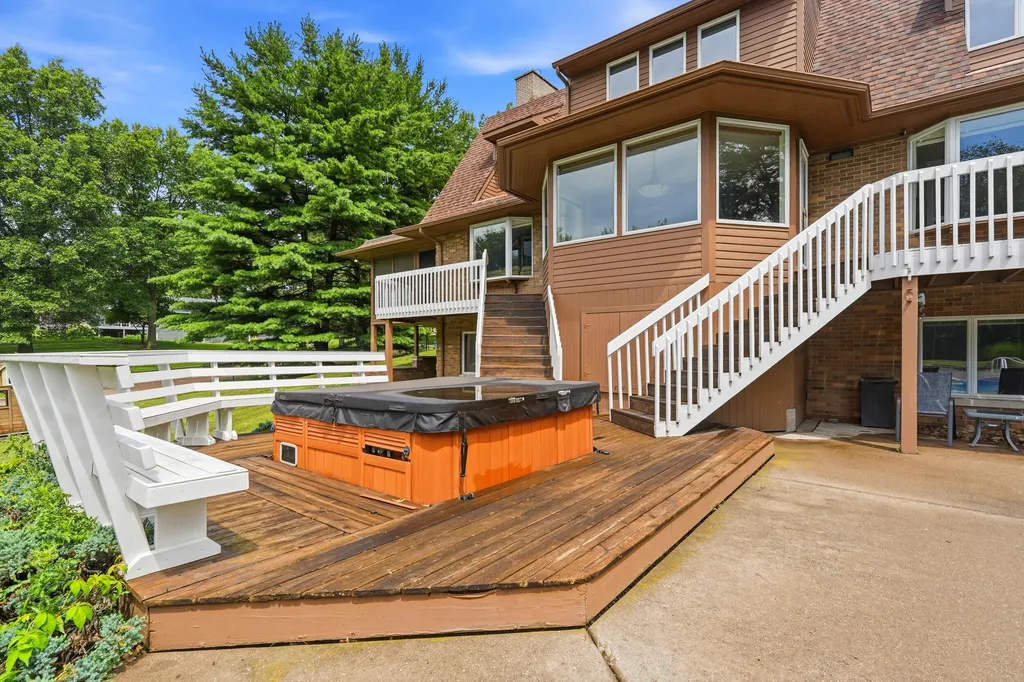 104 Deer Path Muscatine IA 52761
