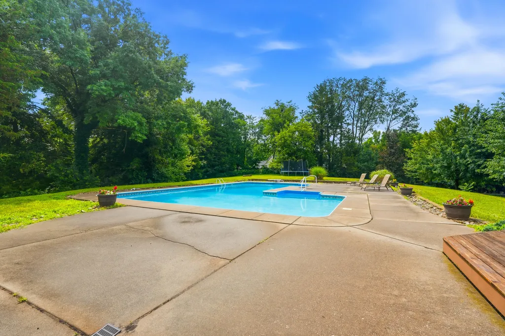 104 Deer Path Muscatine IA 52761