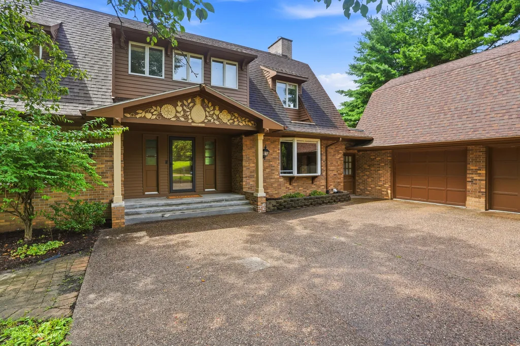 104 Deer Path Muscatine IA 52761