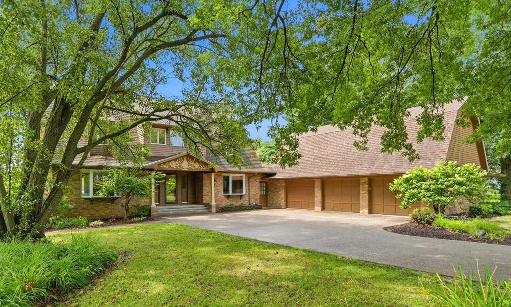 104 Deer Path Muscatine IA 52761