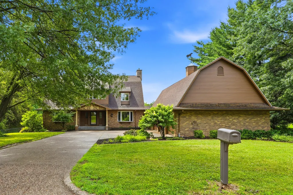 104 Deer Path Muscatine IA 52761
