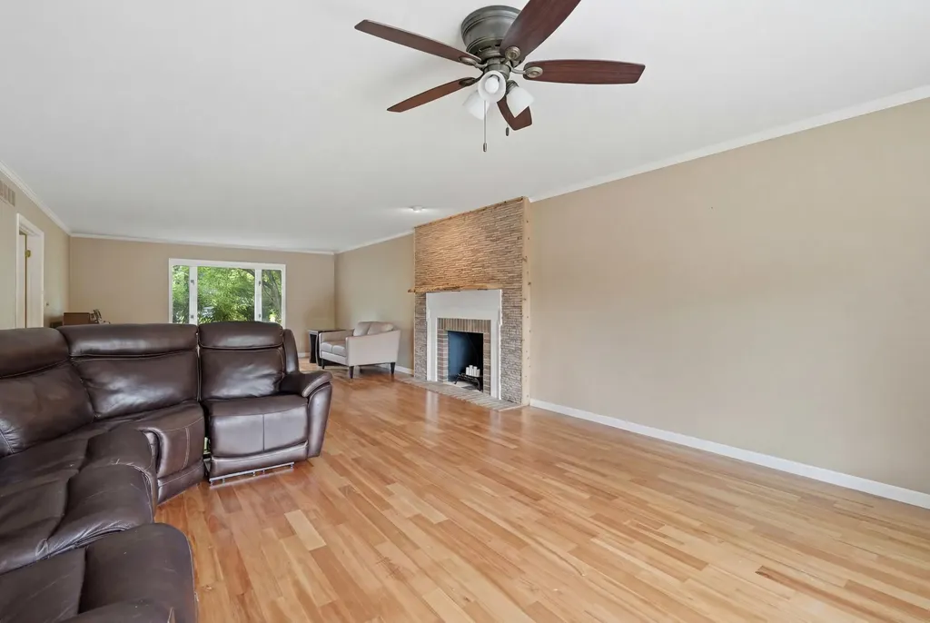 104 Deer Path Muscatine IA 52761