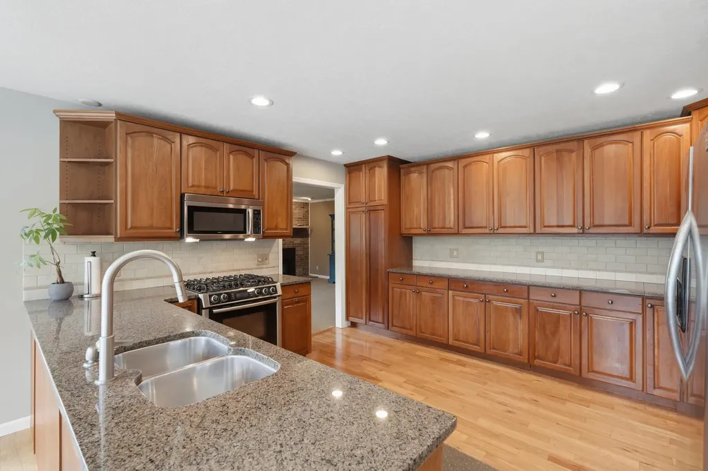 104 Deer Path Muscatine IA 52761