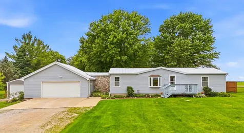 1688 Sweetland Acres Muscatine IA 52761