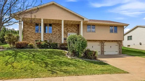 4841 Camelot Dubuque IA 52002