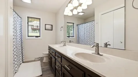 4841 Camelot Dubuque IA 52002