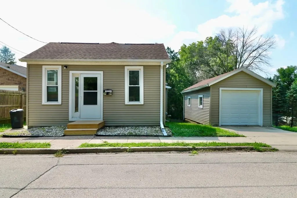 2594 Pearl Dubuque IA 52001