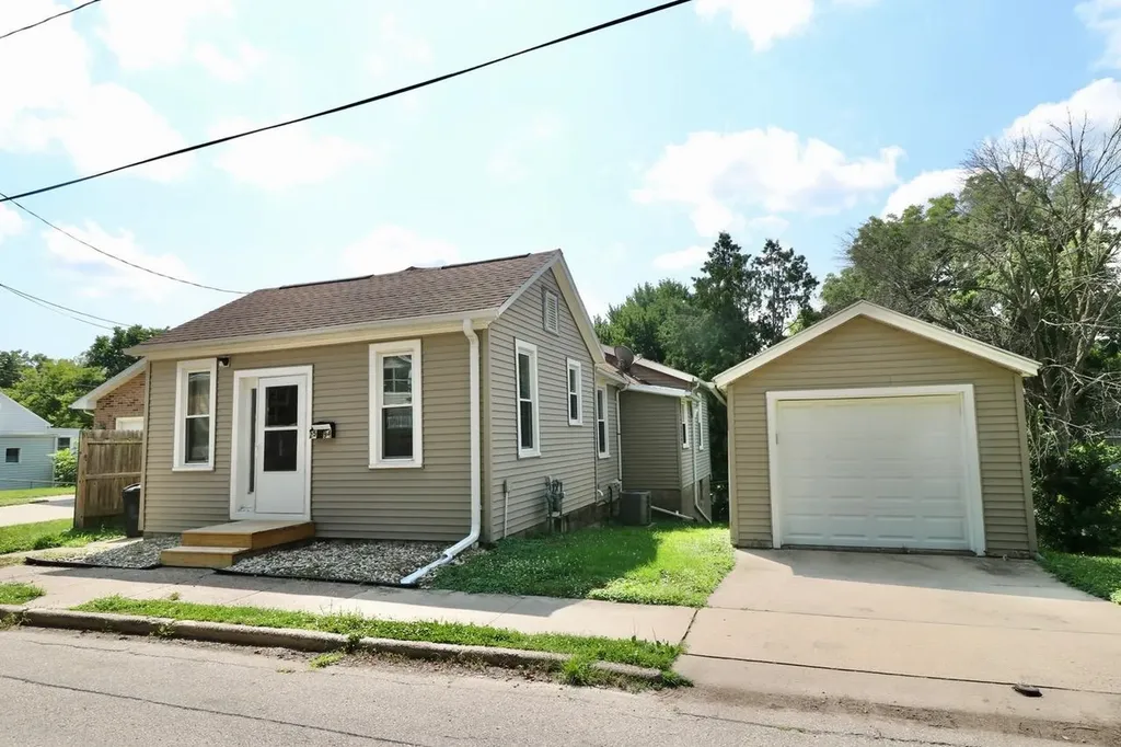 2594 Pearl Dubuque IA 52001