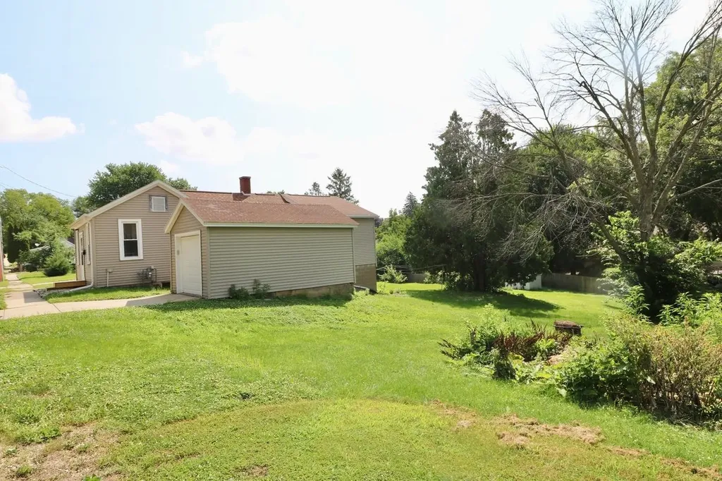 2594 Pearl Dubuque IA 52001