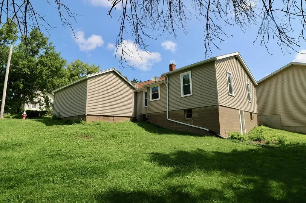 2594 Pearl Dubuque IA 52001