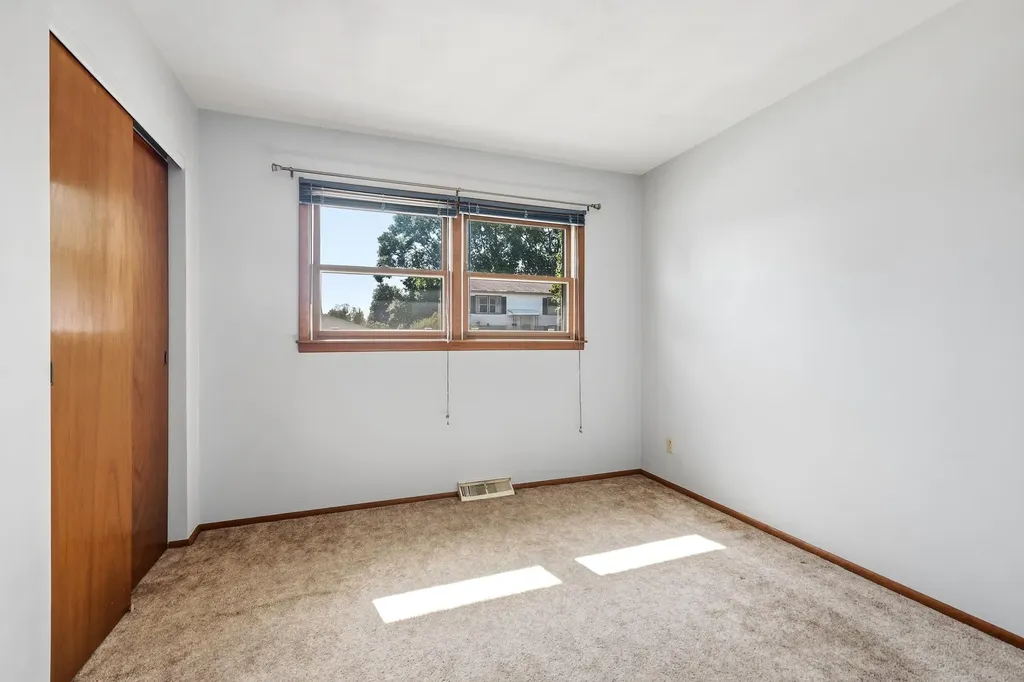 2172 Saint John Dubuque IA 52002