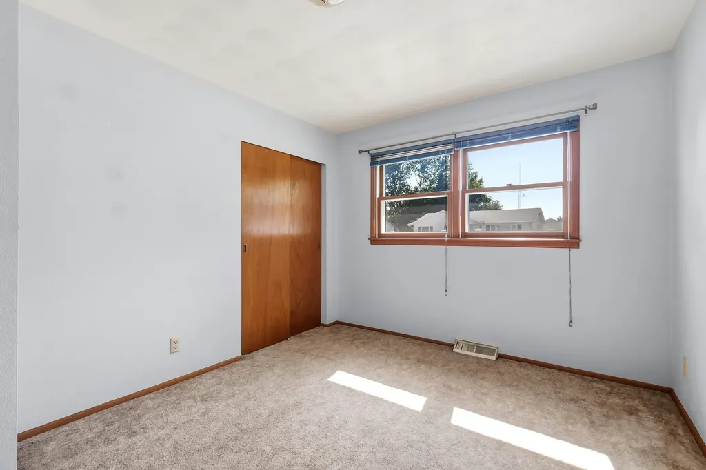 2172 Saint John Dubuque IA 52002