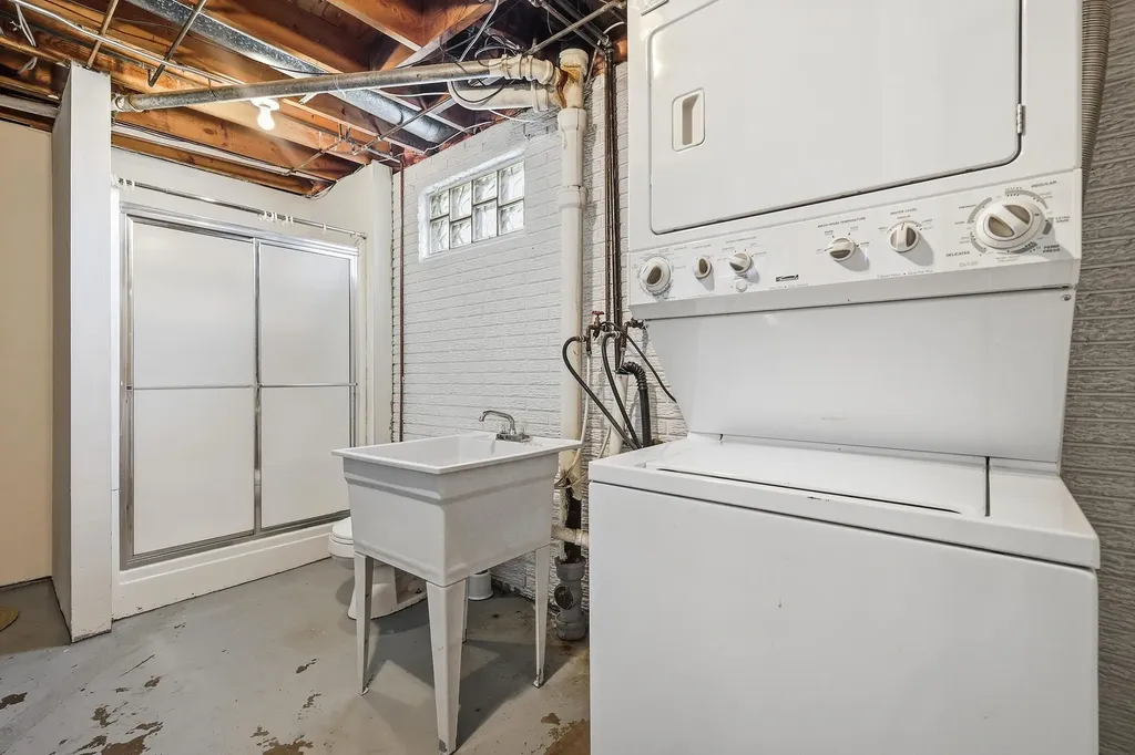 2172 Saint John Dubuque IA 52002