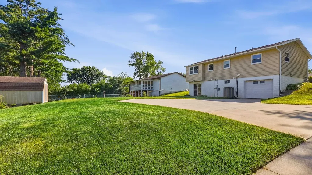 2172 Saint John Dubuque IA 52002