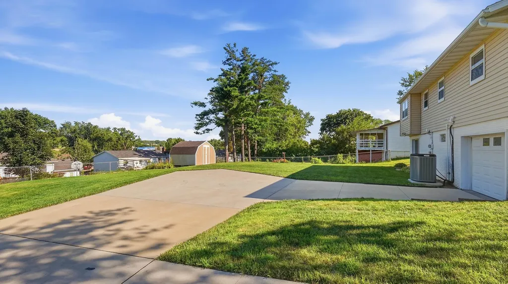 2172 Saint John Dubuque IA 52002