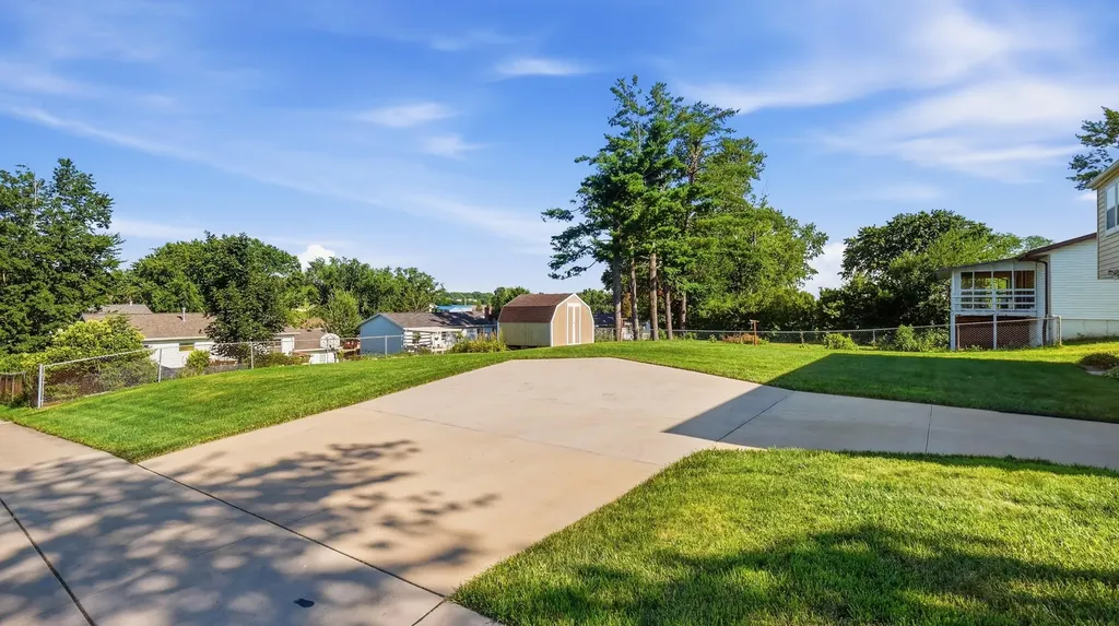 2172 Saint John Dubuque IA 52002