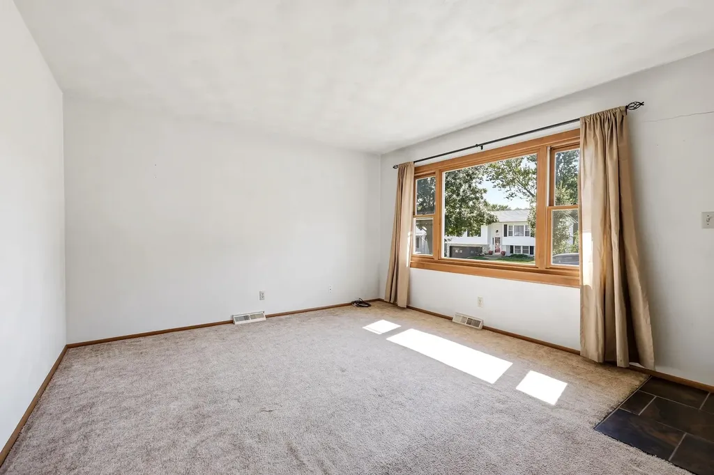2172 Saint John Dubuque IA 52002