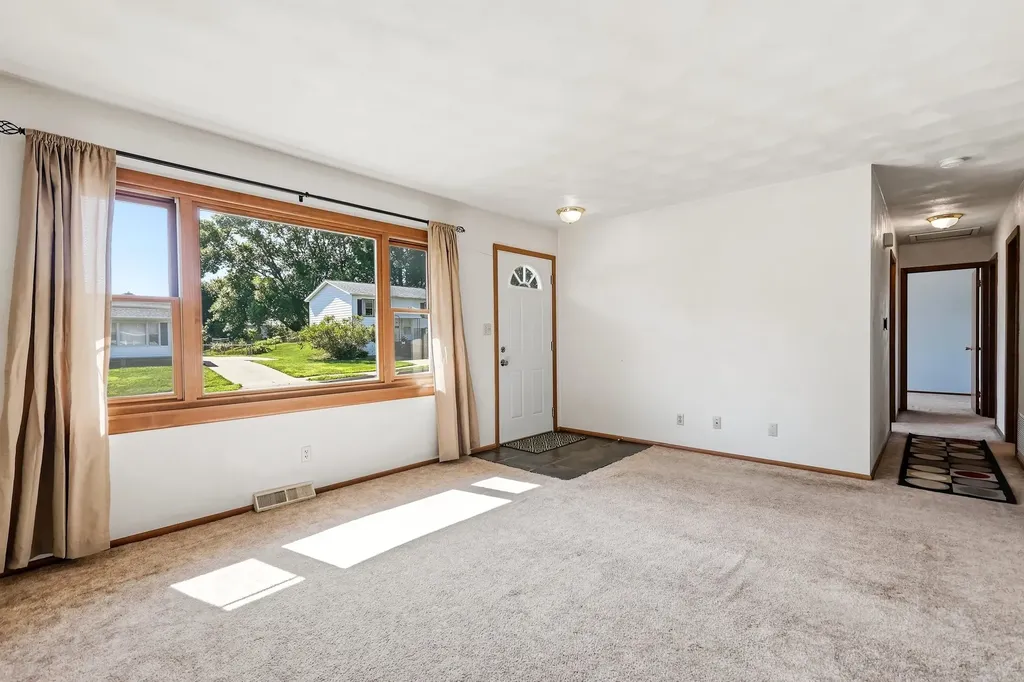2172 Saint John Dubuque IA 52002
