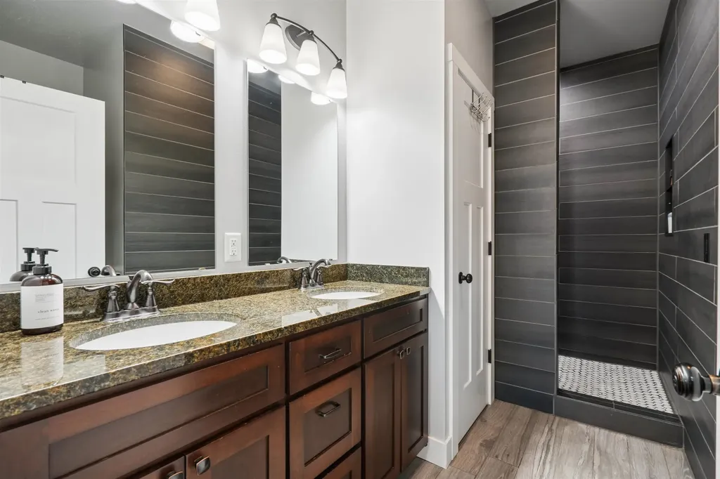 6543 N Cavendish Dubuque IA 52003