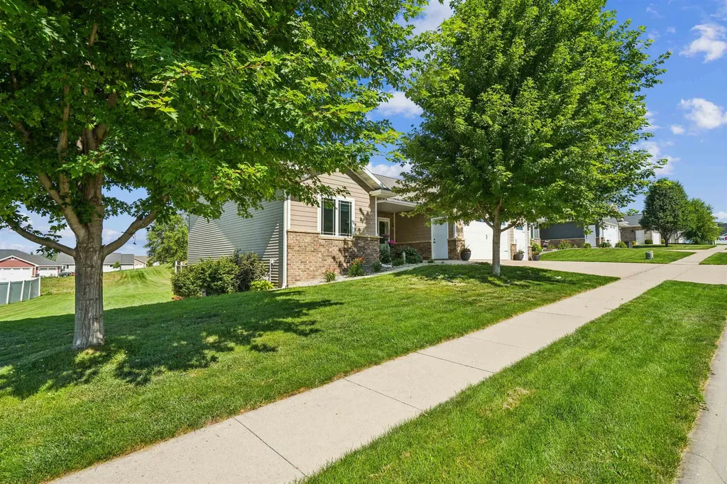 6543 N Cavendish Dubuque IA 52003