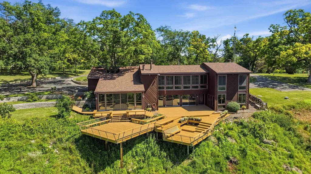 3485 Echo Hills Drive Dubuque IA 52003