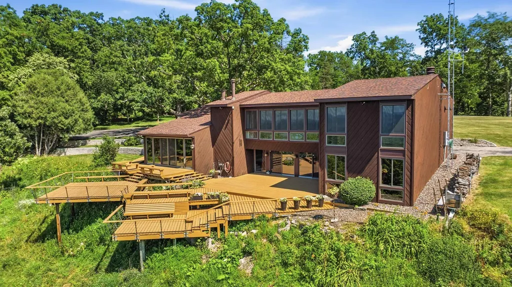 3485 Echo Hills Drive Dubuque IA 52003