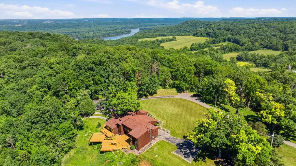 3485 Echo Hills Drive Dubuque IA 52003