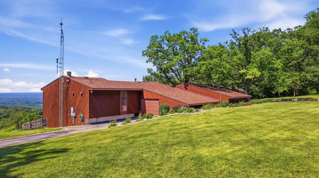 3485 Echo Hills Drive Dubuque IA 52003