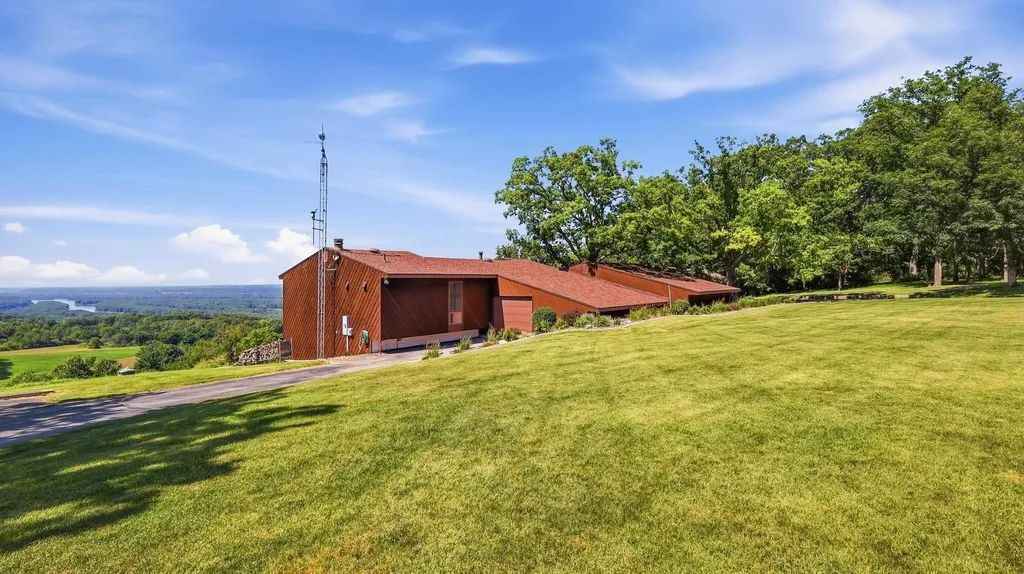 3485 Echo Hills Drive Dubuque IA 52003